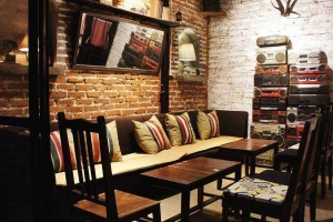 Tháng 10 Coffee & Lounge