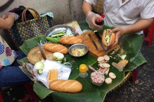 Tiệm Bánh Cụ Lý - Bánh Mì Chả Bò Thì Là