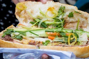 Tiệm Bánh Bánh Mì Chả Bò Thập Cẩm