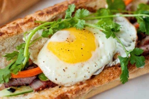 Tiệm Bánh Đức Loan - Bánh Mỳ Kẹp