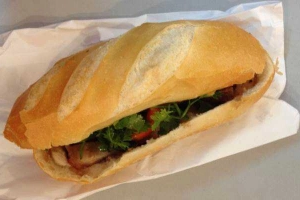 Tiệm Bánh Mỹ Phụng - Bánh Mì Kẹp Chả Bò - Nguyễn Sinh Sắc