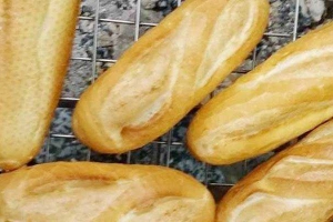 Tiệm Bánh Tám Ba - Bánh Mì Thịt Nguội