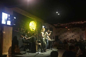 Ừ Thì Acoustic Cafe - Đồng Đen
