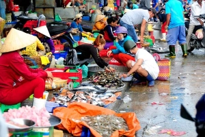 &#8216;Chợ chồm hỗm&#8217; bán cá giá rẻ nhất Sài Gòn