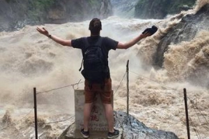 &#8216;Thót tim&#8217; khi đứng dưới Khe Hổ Nhảy mùa lũ