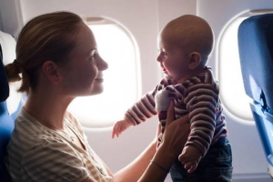 17 điều cha mẹ cần biết khi mang con trẻ lên máy bay