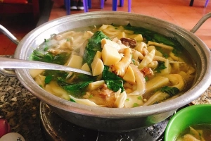2 quán lẩu gà lá é Đà Lạt đông khách đến mức, chỉ chậm chân đặt bàn là phải đứng chờ cả buổi mới được ăn