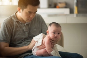 3 cách vỗ ợ hơi cho trẻ sơ sinh