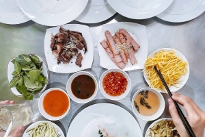 3 món đã ăn là bát đĩa phải chất thành chồng cao chót vót ở Sài Gòn