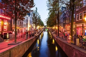 Amsterdam sẽ cấm các tour du lịch đến phố đèn đỏ