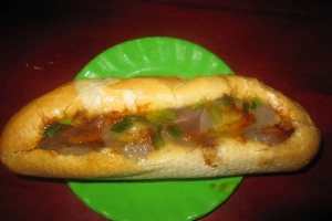 Ăn bánh mì bột lọc độc đáo ở Quảng Bình