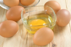 Ăn trứng gà sống có tác dụng gì?