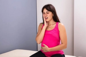 Bà bầu bị chảy máu chân răng và cách chữa