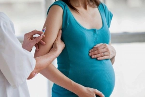 Bà bầu tiêm vắc xin Covid-19 cần lưu ý gì?