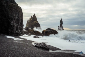 Bãi biển cát đen đẹp huyền ảo không ai được phép tắm ở Iceland