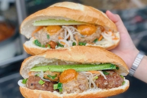 Bánh mì xíu mại trứng muối lạ miệng ở TP.HCM