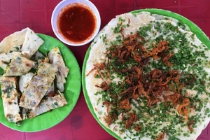 Bánh tráng mắm ruốc - món ăn vặt hút khách ở Quảng Ngãi