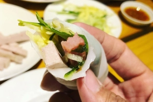 Bánh ướt thịt nướng ở Sài Gòn: muốn ăn ngon phải biết cuốn