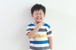 Bé bị đau họng nên uống gì?