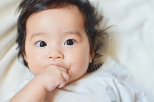 Bé mút tay nhưng không chịu bú phải làm sao?