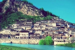 Berat - thành phố nghìn cửa sổ của châu Âu