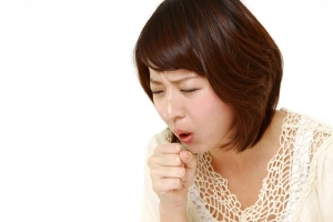 Bị ho ngứa cổ kéo dài là làm sao?