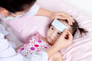 Biểu hiện khi trẻ sốt cần đi khám NGAY trong 24h
