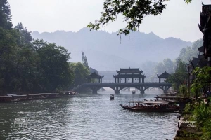 Bức tranh đối lập đêm - ngày ở Phượng Hoàng cổ trấn
