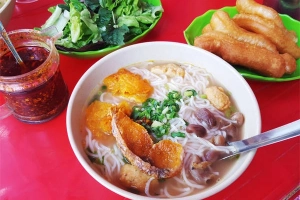 Bún lòng cá cay &#8216;nghe tên đã muốn thử&#8217; trên phố Quang Trung