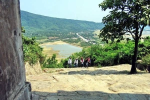 Bước tới đèo Ngang bóng xế tà, cỏ cây chen lá, đá chen hoa
