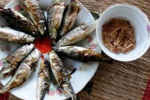 Cá niên nướng chấm muối ớt ở Quảng Ngãi