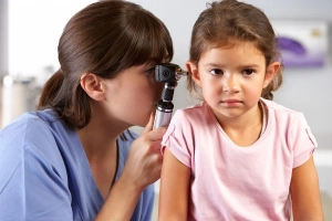 Các dấu hiệu cảnh báo trẻ có vấn đề về thính giác