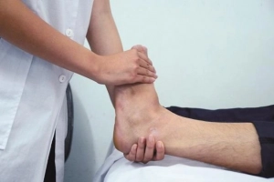 Các nguyên nhân bị phù chân ở người già