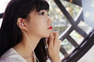 Các thói quen gây hại cho đôi tai của bạn