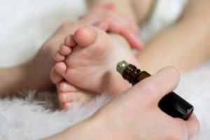 Cách bôi dầu tràm cho trẻ sơ sinh