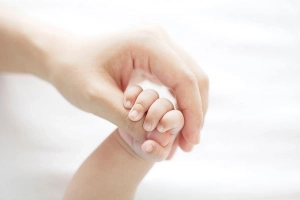 Cách cắt móng tay cho bé