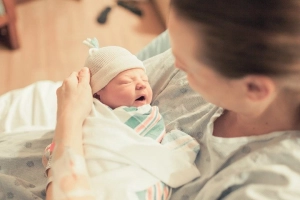 Cách chăm sóc em bé mới sinh tại nhà
