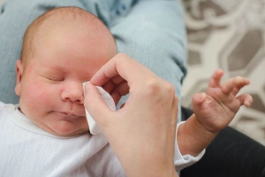 Cách chăm sóc em bé sơ sinh bị đau mắt