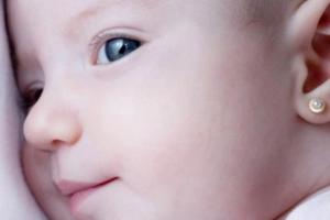 Cách chăm sóc lỗ tai mới bấm cho bé
