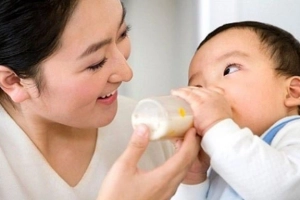 Cách chọn sữa cao năng lượng cho bé 1 tuổi