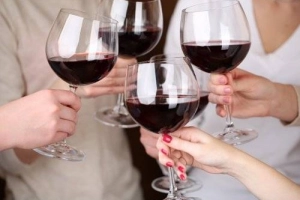 Cách cụng ly ở nhiều nước trên thế giới