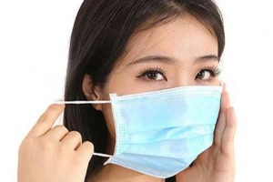 Cách đeo khẩu trang không bị đau tai, mờ kính