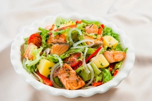 Cách làm salad cá hồi ngon đúng điệu