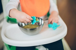 Cách tập phản xạ nhai cho bé