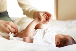Cách thay tã dùng một lần cho bé