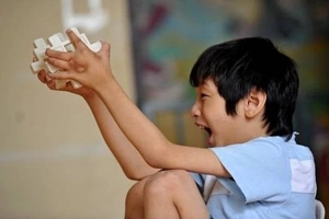 Cách thúc đẩy trẻ tự kỷ giao tiếp trong sinh hoạt hằng ngày