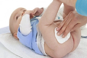 Cách vệ sinh vùng kín cho bé trai sơ sinh