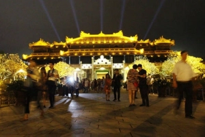 Cấm du khách ăn mặc hở hang tham quan di tích Huế