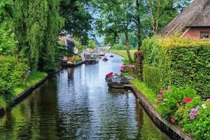 Cận cảnh ngôi làng Giethoorn với ‘đường chính’ là một dòng sông