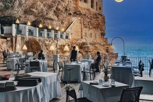 Cận cảnh nhà hàng Grotta Palazzese trong hang động ở Italy